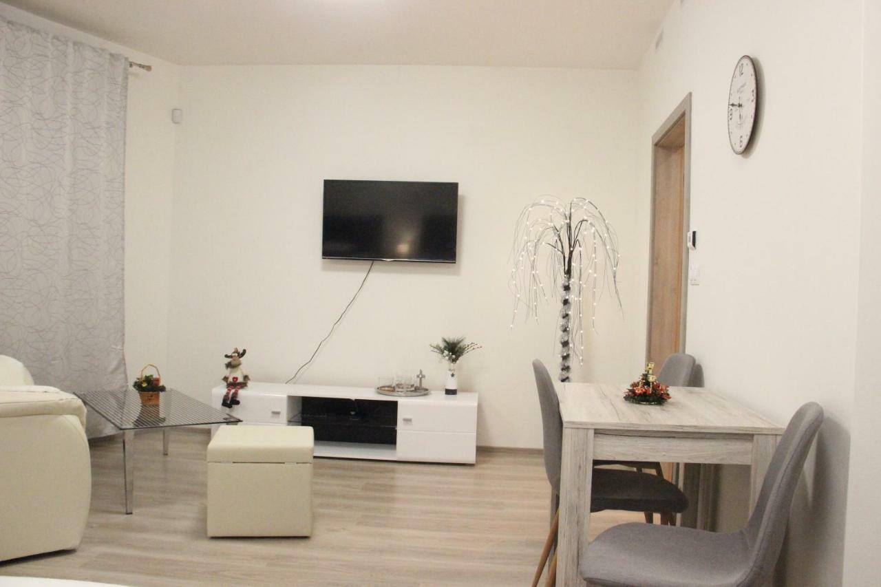 H+ Apartman Letiste Praha Apartment Exterior photo